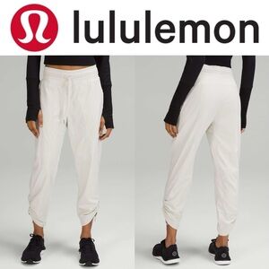 Lululemon Dance Studio Mid-Rise Cropped Pant
Bone

#130